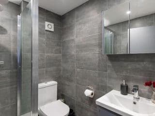 Spacious and Modern 4 Bed Apartment next to Borough Station - Photo 16