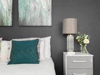 Spacious and Modern 4 Bed Apartment next to Borough Station - Photo 3