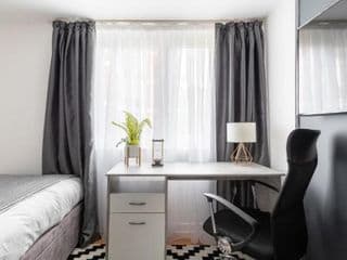 Spacious and Modern 4 Bed Apartment next to Borough Station - Photo 9