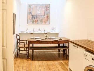 Pass the Keys Stylish 3 bedroom house in a quiet mews by tube - Photo 4
