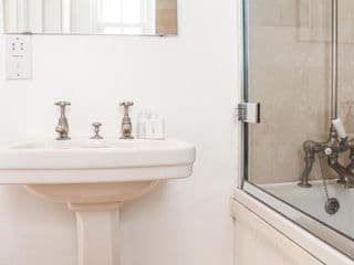 Pass the Keys Stylish 3 bedroom house in a quiet mews by tube - Photo 10