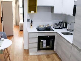 Deluxe and Modern Studio Apartment in Sydenham - Photo 12
