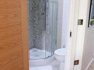 Deluxe and Modern Studio Apartment in Sydenham - Photo 9