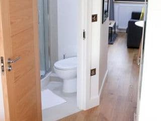 Deluxe and Modern Studio Apartment in Sydenham - Photo 10