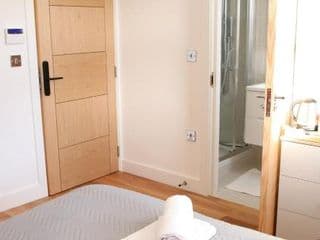 Exclusive Ensuite Double Room - Photo 8
