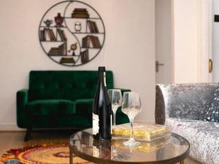 **Authentic & Spacious 5 Bed Apartment/Hyde Park**