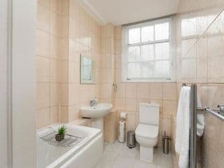 **Authentic & Spacious 5 Bed Apartment/Hyde Park** - Photo 2