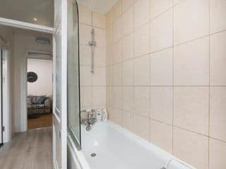 **Authentic & Spacious 5 Bed Apartment/Hyde Park** - Photo 11
