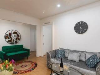 **Authentic & Spacious 5 Bed Apartment/Hyde Park** - Photo 12