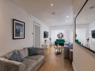 **Authentic & Spacious 5 Bed Apartment/Hyde Park** - Photo 15