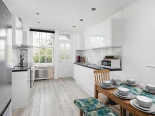 **Authentic & Spacious 5 Bed Apartment/Hyde Park** - Photo 16