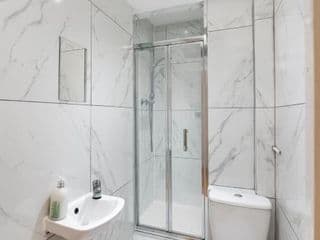 **Authentic & Spacious 5 Bed Apartment/Hyde Park** - Photo 19