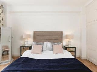 **Authentic & Spacious 5 Bed Apartment/Hyde Park** - Photo 20