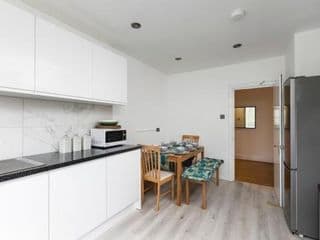 **Authentic & Spacious 5 Bed Apartment/Hyde Park** - Photo 3