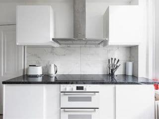 **Authentic & Spacious 5 Bed Apartment/Hyde Park** - Photo 4
