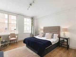 **Authentic & Spacious 5 Bed Apartment/Hyde Park** - Photo 5