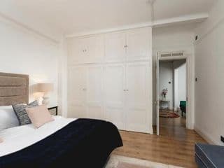 **Authentic & Spacious 5 Bed Apartment/Hyde Park** - Photo 6