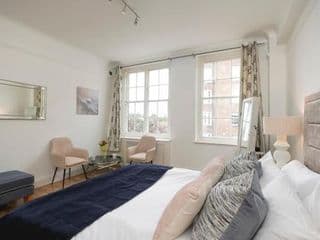 **Authentic & Spacious 5 Bed Apartment/Hyde Park** - Photo 7