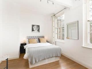 **Authentic & Spacious 5 Bed Apartment/Hyde Park** - Photo 8