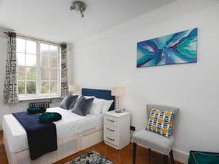 **Authentic & Spacious 5 Bed Apartment/Hyde Park** - Photo 10
