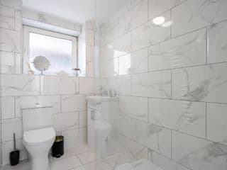 Spacious 4 Bedroom House next to Kensington Palace - Photo 13