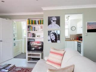 Lovely two bedroom flat with patio in Notting Hill - Photo 2
