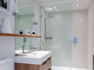 Lovely two bedroom flat with patio in Notting Hill - Photo 7