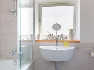 Lovely two bedroom flat with patio in Notting Hill - Photo 8