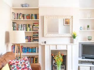 Pass the Keys Cheerful and Cosy Apartment in West London