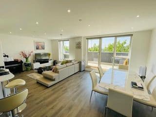 Modern Penthouse flat with Free Indoor Parking