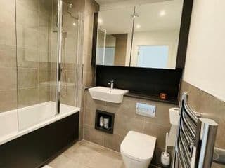 Modern Penthouse flat with Free Indoor Parking - Photo 11