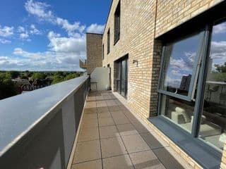 Modern Penthouse flat with Free Indoor Parking - Photo 14