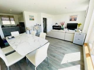 Modern Penthouse flat with Free Indoor Parking - Photo 3