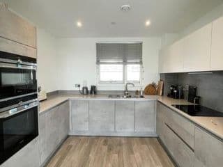 Modern Penthouse flat with Free Indoor Parking - Photo 4