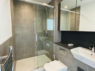 Modern Penthouse flat with Free Indoor Parking - Photo 9