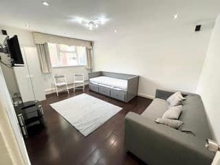 Large 3 bedroom apt sleeping up to 8 guests