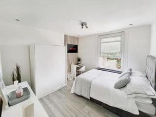 Luxury Room in Centrally Located Apartment - Room 4