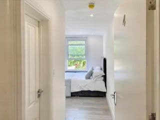 Luxury Room in Centrally Located Apartment - Room 4 - Photo 2