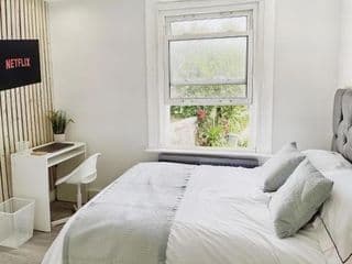 Luxury Room in Centrally Located Apartment - Room 4 - Photo 3