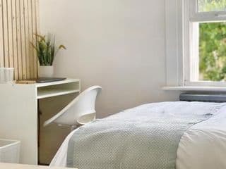 Luxury Room in Centrally Located Apartment - Room 4 - Photo 6