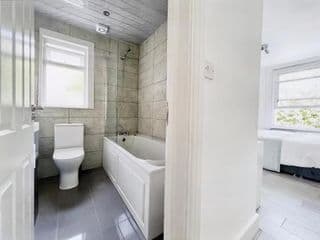 Luxury Room in Centrally Located Apartment - Room 4 - Photo 7