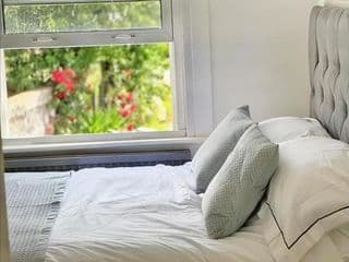 Luxury Room in Centrally Located Apartment - Room 4 - Photo 8