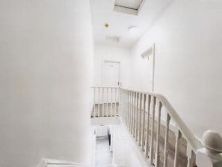 Luxury Room in Centrally Located Apartment - Room 4 - Photo 9