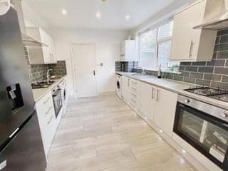 Luxury Room in Centrally Located Apartment - Room 4 - Photo 10