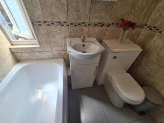 3 BedRoom Flat*5 Min walk to Kings cross. Netflix - Photo 10