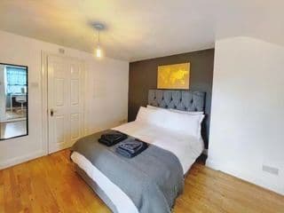 Lovely 2-bedroom serviced apartment Greater London - Photo 2