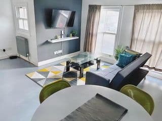 Lovely 2-bedroom serviced apartment Greater London - Photo 8
