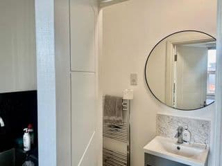 Lovely self contained studio now available - Photo 3