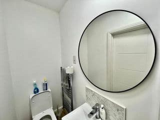 Lovely self contained studio now available - Photo 4