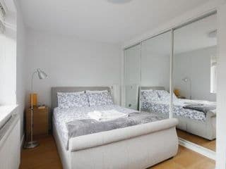 Bright & welcoming garden flat sleeps 6 in style - Photo 3